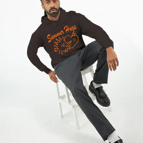 Homme portant un sweat à capuche noir personnalisé avec le visuel Summer Hugs imprimé sur le devant